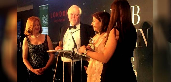 أثناء تسليم ماجدة الرومي جائزة في لندن