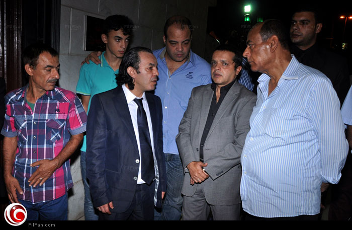 أحمد بدير ومحمد هنيدي يساندان علاء مرسي في عزاء والدته