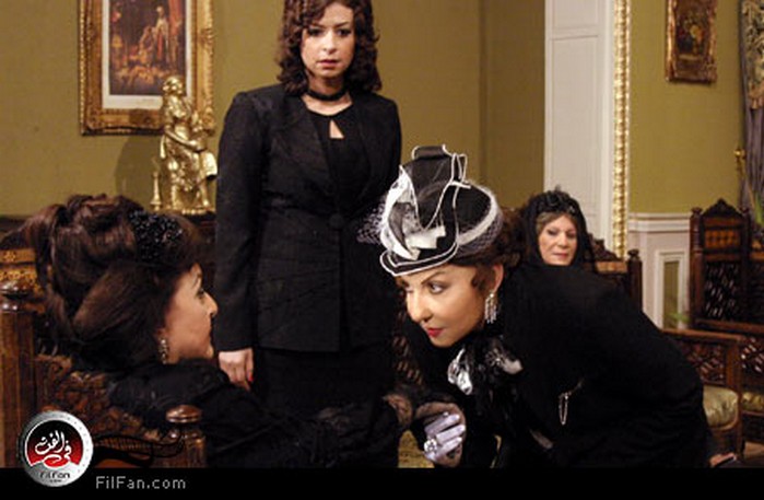 ليلى طاهر وعايدة عبد العزيز في مشهد من &quot;ملكة في المنفى&quot;