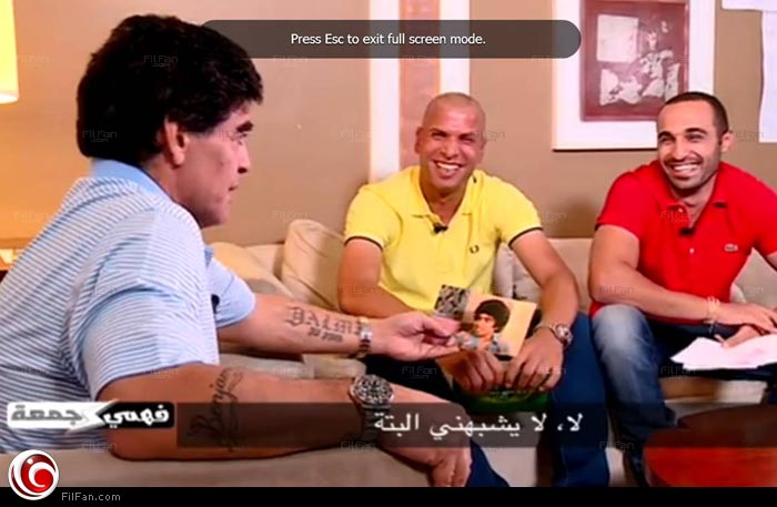 لقطة من الحلقة أثناء محاولة مارادونا لإيجاد التشابه بينه وبين أحمد عدوية