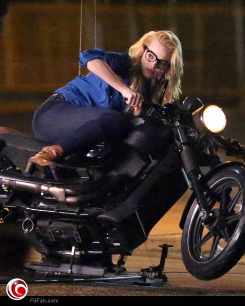 مارجو روبي‎ تقود دراجة بخارية في المخاطرة