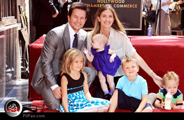 الممثل السينمائي مارك والبرج وعائلته