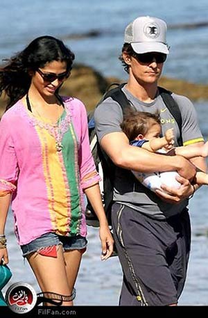 النجم السينمائي ماثيو ماكونهي وصديقته عارضة الأزياء كاميلا ألفيس وابنهما الأول