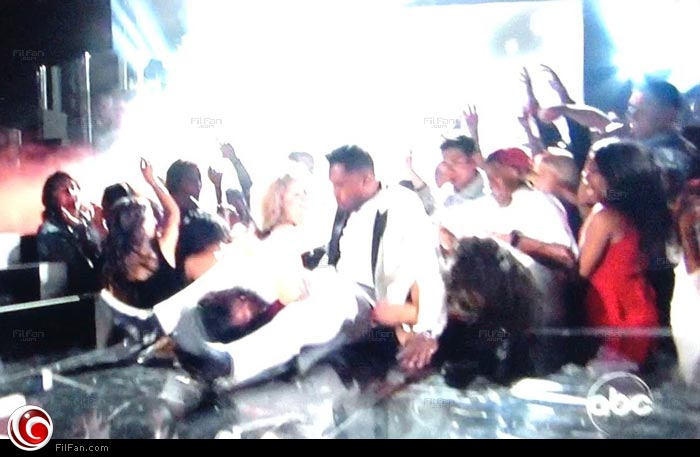 مغني الراب ميجيل لحظة سقوطه علي اثنين من معجباته