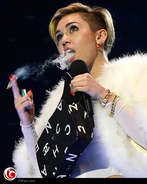 مايلي سايرس تتسلم جائزة الـ &quot;EMA&quot; بسيجارة ماريجوانا على المسرح