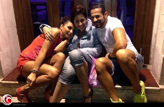 منة شلبي تتوسط صديقيها