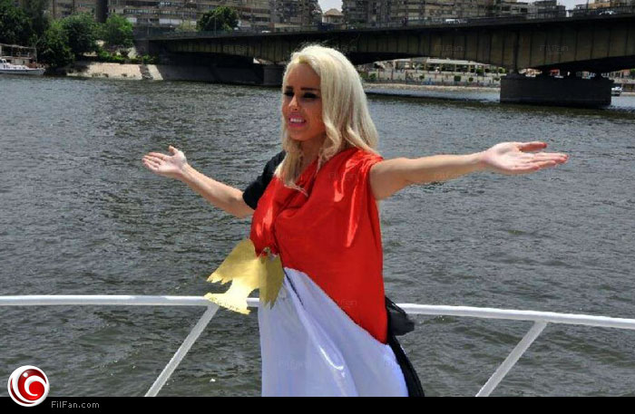 منار ترتدي علم مصر في الكليب