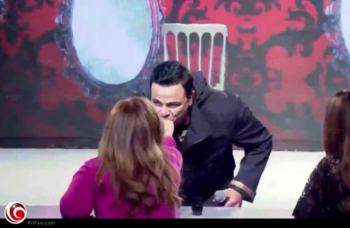 محمد فؤاد يقبل يد ليلى علوي