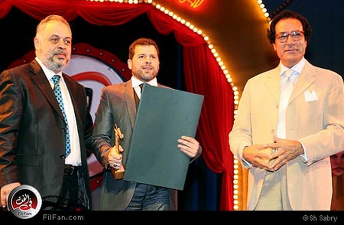 فاروق حسني وأشرف ذكي نقيب الممثلين أثناء تكريم أحد المسرحيين