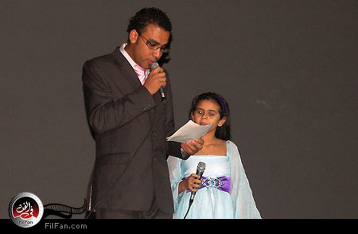 الزميل محمد طعيمة والطفلة منة عرفة أثناء تقديم حفل ختام المهرجان