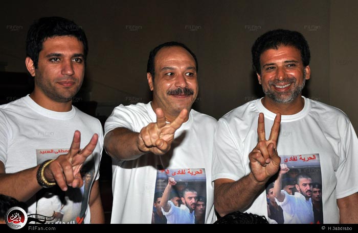 فريق عمل &quot;كف القمر&quot; يرتدون تي شيرت &quot;لا للمحاكمات العسكرية&quot;