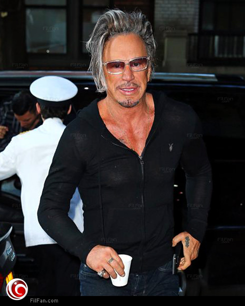 ميكي رورك يتجول في شوارع نيويورك بشعر فضي