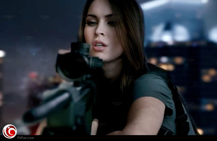 ميجان فوكس باللعبة يبدو وكأنها حقيقية