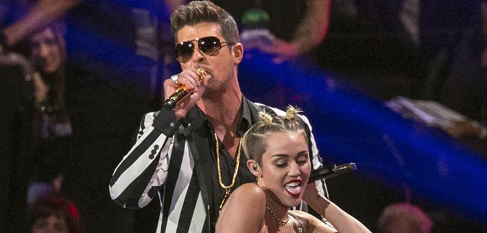 مايلي سايرس خلال رقصتها المشينة مع روبن ثيكي