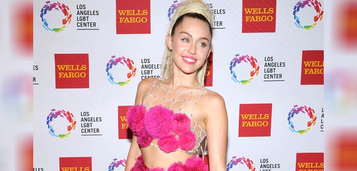 مايلي سايرس بملايس عروس البحر في حفل LGBT