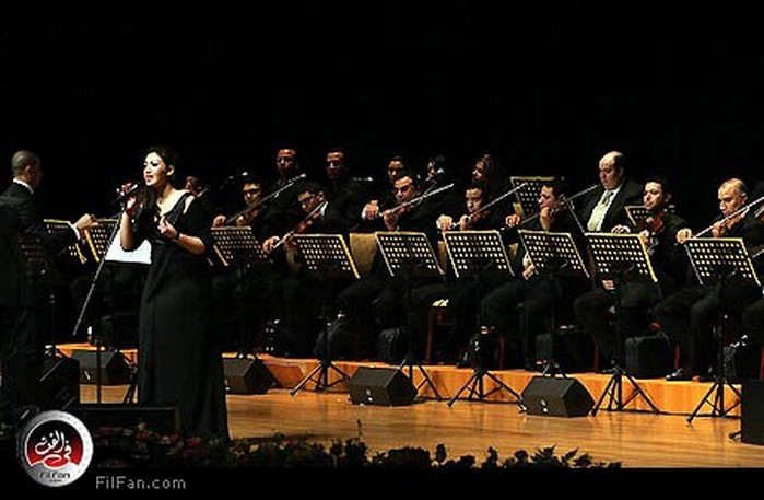 أسماء لمنور في حفل &quot;حوار مع الكبار&quot;