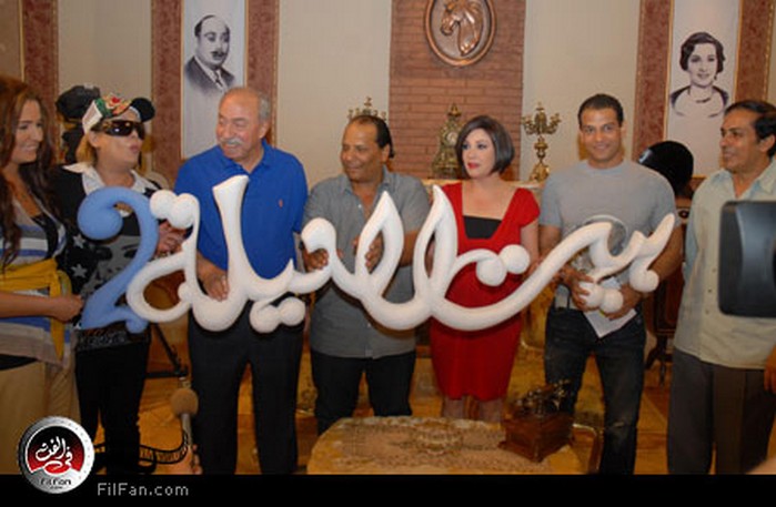 الليثي يتوسط فريق عمل المسلسل