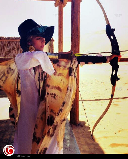 ميريام تتمرن على الرماية بالقوس