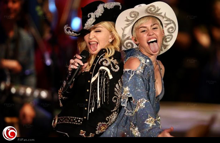 مايلي سايرس تخرج لسانها مع مادونا