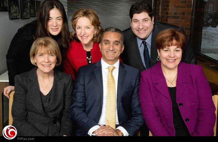 باسم يوسف مع رفاقه في برنامج الزميل المقيم في هارفارد