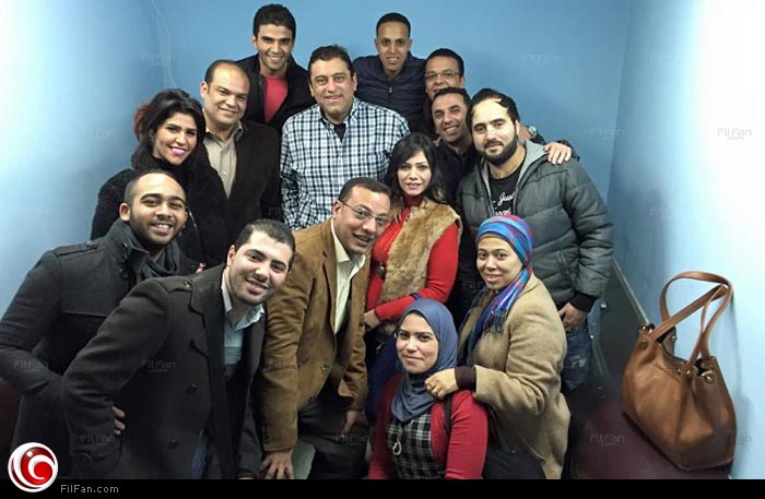 الإعلامي معتز الدمرداش مع فريق عمل البرنامج