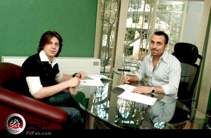 المنتج أحمد الدسوقي والمطرب محمد القماح وهما يوقعان العقد - تصوير: شريف صبري