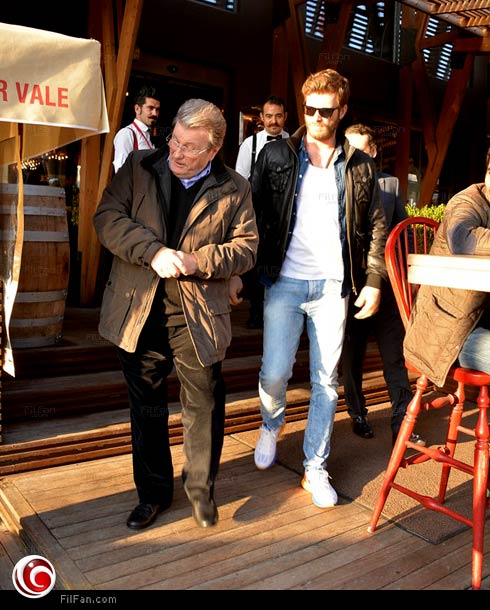 الممثل كيفانش تاتليتوج مع والده