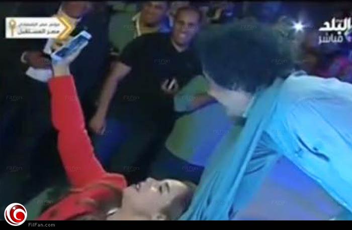 ابنة عبد الرحيم علي أثناء التقاطها الـ Selfie مع محمد منير في الحفل