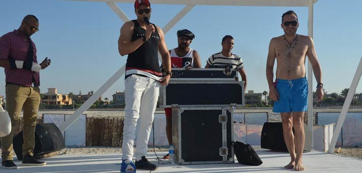 محمد نور يغني وقدمه مكسوره في الحفل