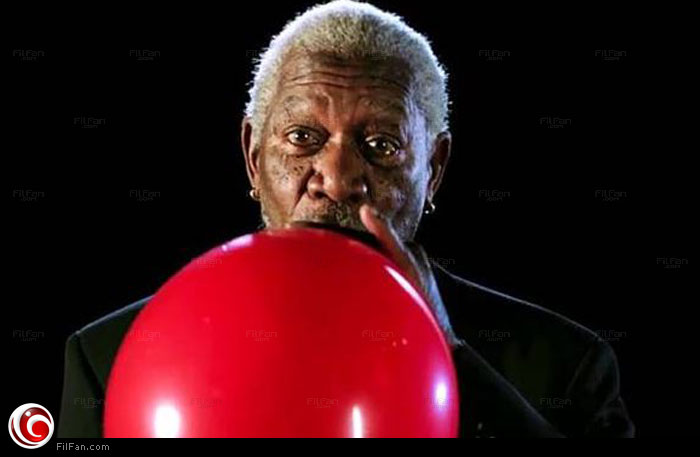 مورجان فريمان يستنشق الهيليوم