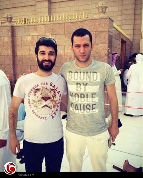 مراد مع أحد محبيه في المدينة المنورة