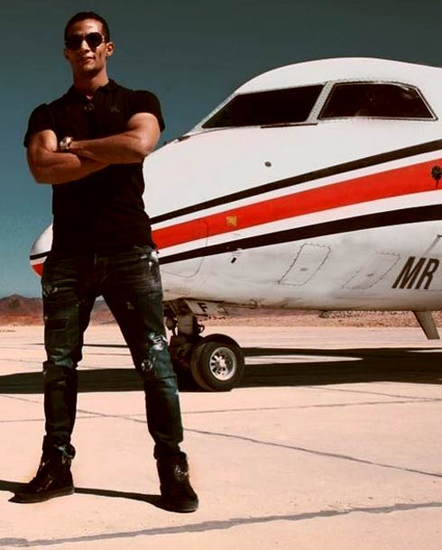 محمد رمضان أمام الطائرة المثيرة للجدل