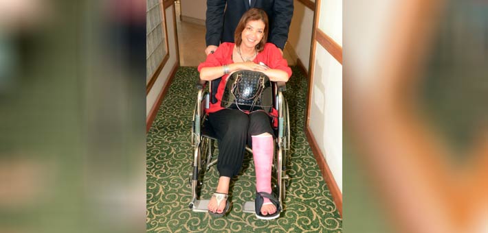 منال سلامة على الكرسي المتحرك