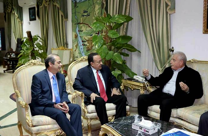 اللواء خالد فودة مع وفد من إدارة مهرجان شرم الشيخ