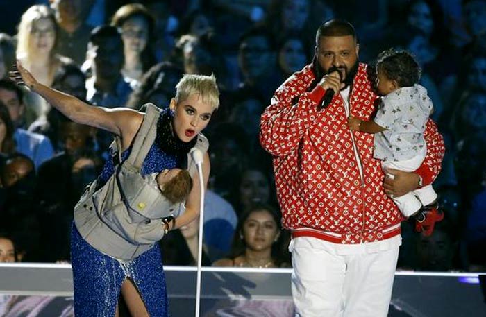 بيونسيه باكية خلال اجتماعها بأسرتها الصغيرة على المسرح بحفل MTV