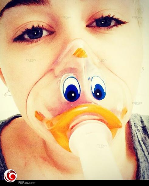 مايلي سايرس ترتدي قناع أوكسحين على شكل بطة