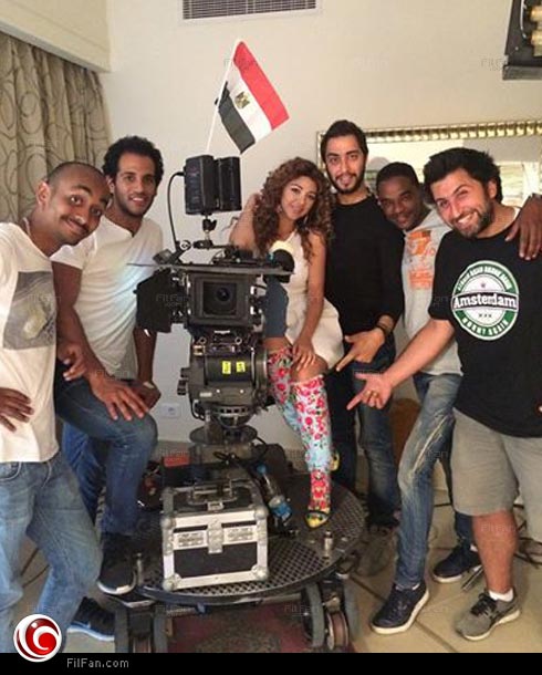 ميريام فارس وسط المصريين بفريق عمل مسلسلها الجديد 