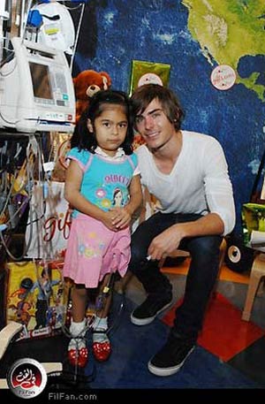 زاك إيفرون مع إحدى المرضى