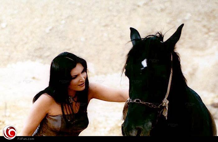 نجلا في مشهد من كليب &quot;هاطلب ايدك&quot;