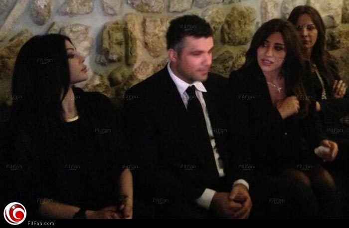 هيفاء وهبي وفارس كرم  وجومانا بو عيد بجانب نجوى كرم في محنتها