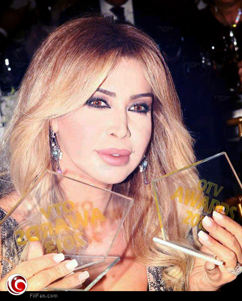 نوال مع الجائزتين