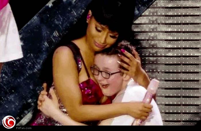 دوني في غاية السعادة بعد مفعول حضن نيكي ميناج