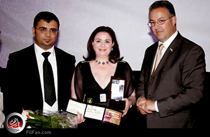 الفنانة إلهام شاهين تتسلم جائزة أفضل ممثلة في مهرجان &quot;الفيلم العربي&quot; بروتردام عن دورها في فيلم &quot;خلطة فوزية&quot;