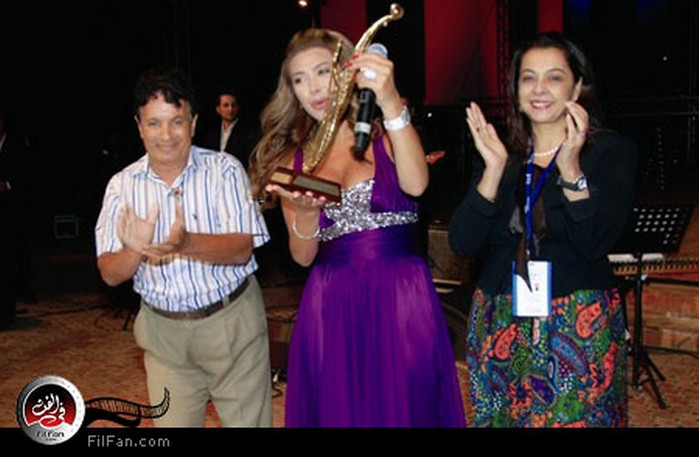 نوال الزغبي تحمل جائزة الرباب الذهبي