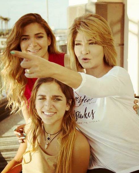 علا غانم مع ابنتيها