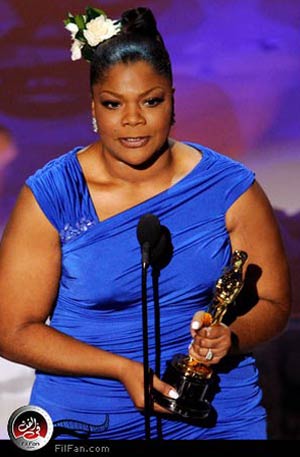 مونيك تحمل جائزة أوسكار أفضل ممثلة مساعدة