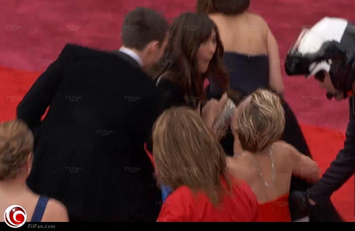 جينفر لورانس تسقط قبل حتى بداية الحفل