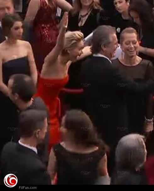 جينفر لورانس تمارس هوايتها في إفساد صور المشاهير