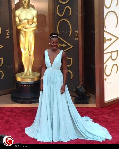 لوبيتا متألقة بفستانها من تصميم &quot;برادا&quot;