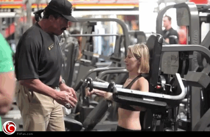 أرنولد شوارزنيجر يفاجئ مرتادي الجيم